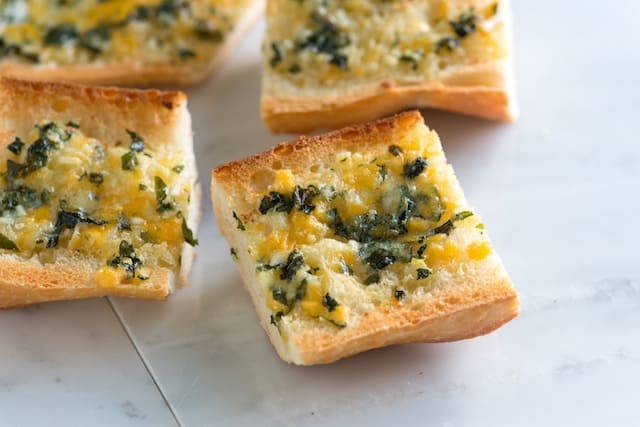 Pão de alho de queijo com manjericão