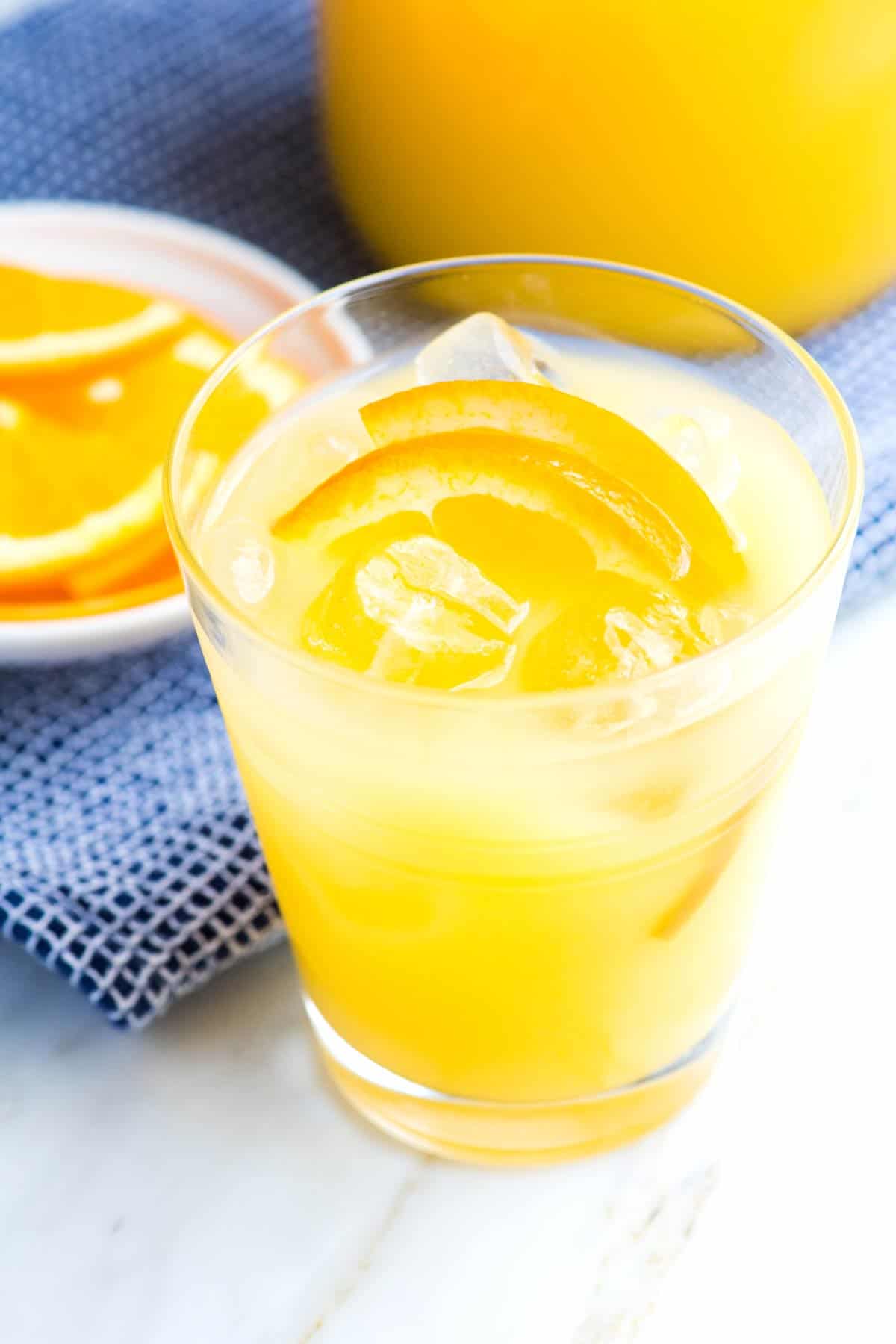 How to Make the Best Screwdriver Screwdriver Cocktail: Drink with orange juice and vodka