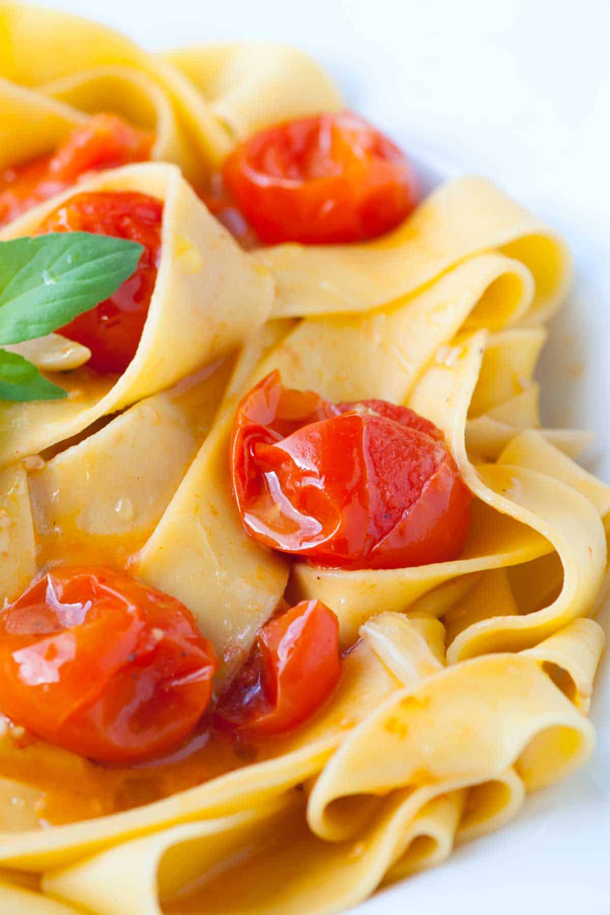 How to Make Roasted Tomato Pasta with Cardamom and Garlic
