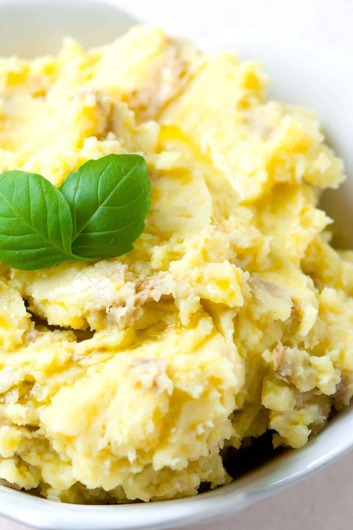 How to make vegan mashed potatoes with roasted garlic and olive oil