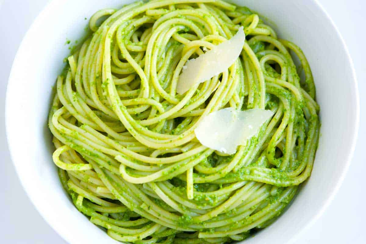 How to Make Kale and Almond Pesto Pasta Pasta with kale, almonds and cheese