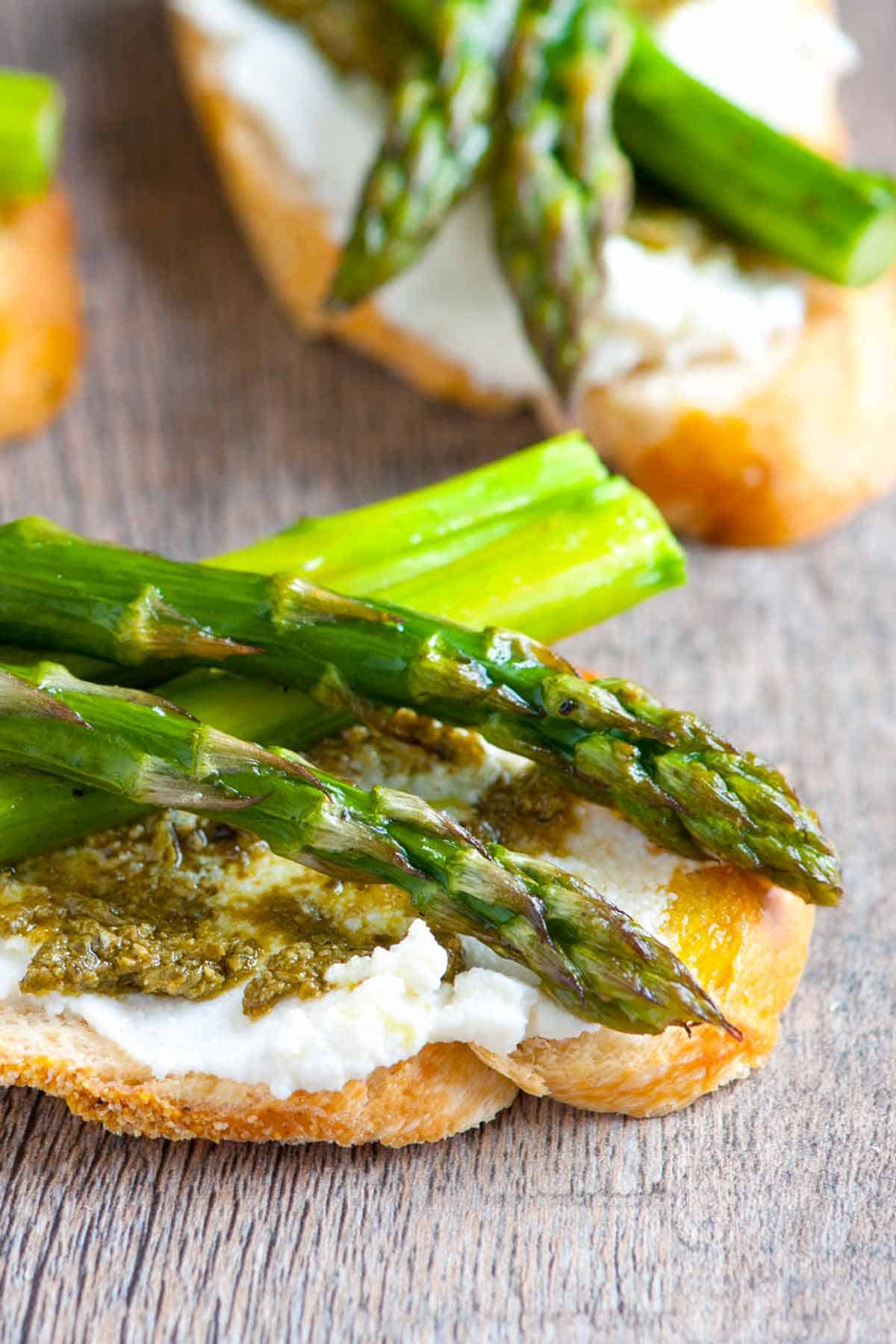 How to Make Crostini with Asparagus, Ricotta and Pesto