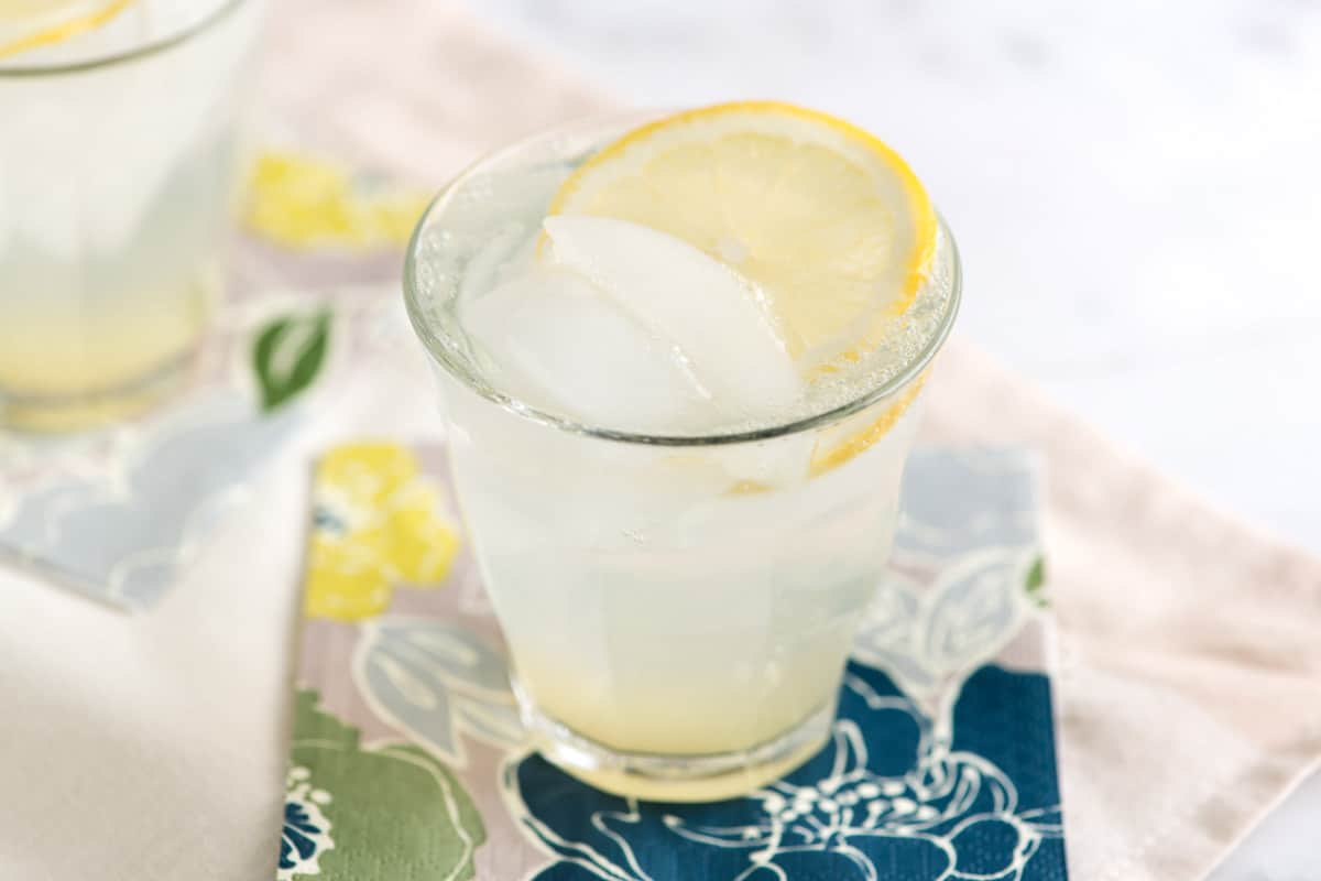 Classic gin fizz with lemon