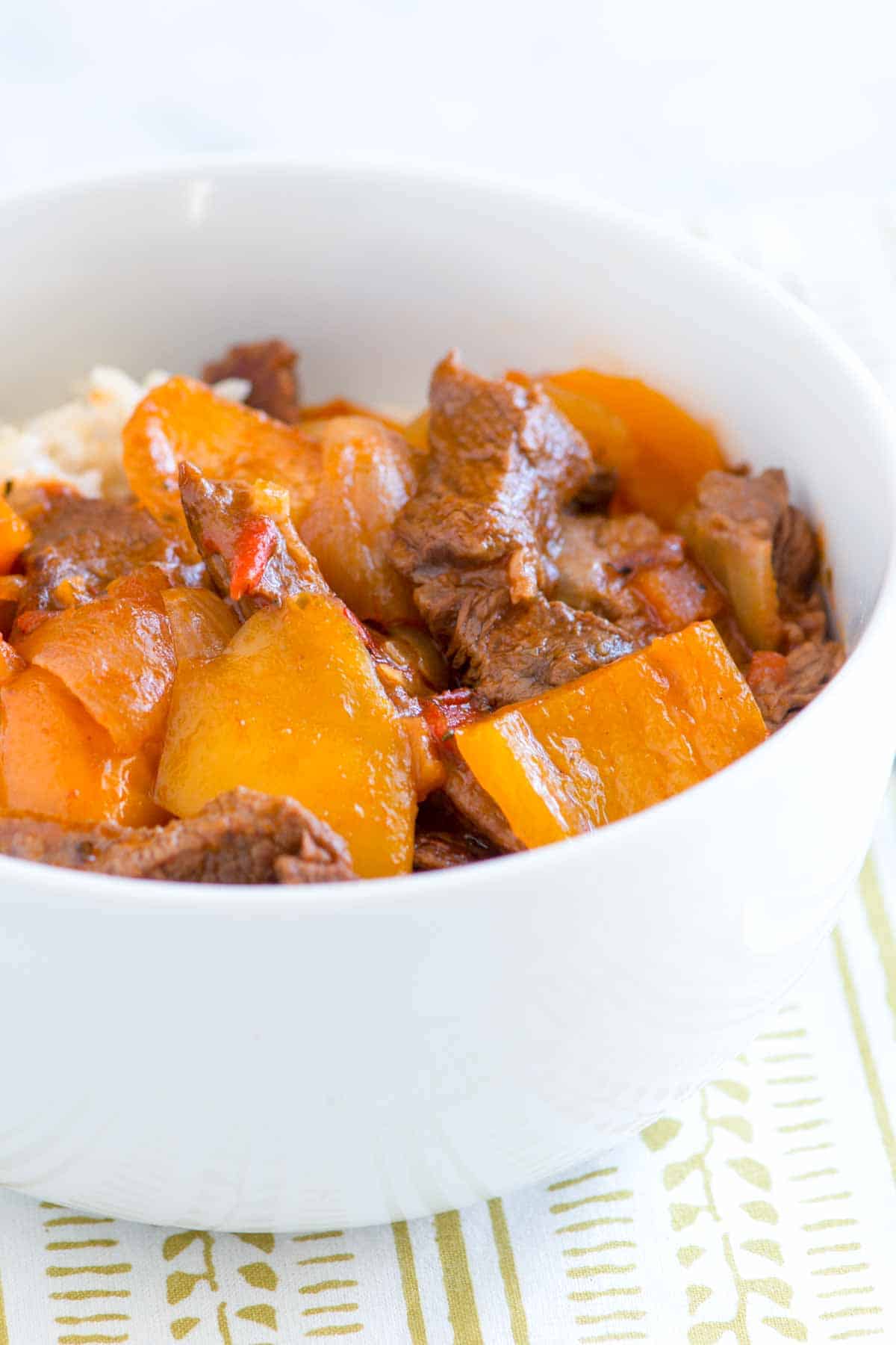 How to Make Pepper Steak in a Slow Cooker