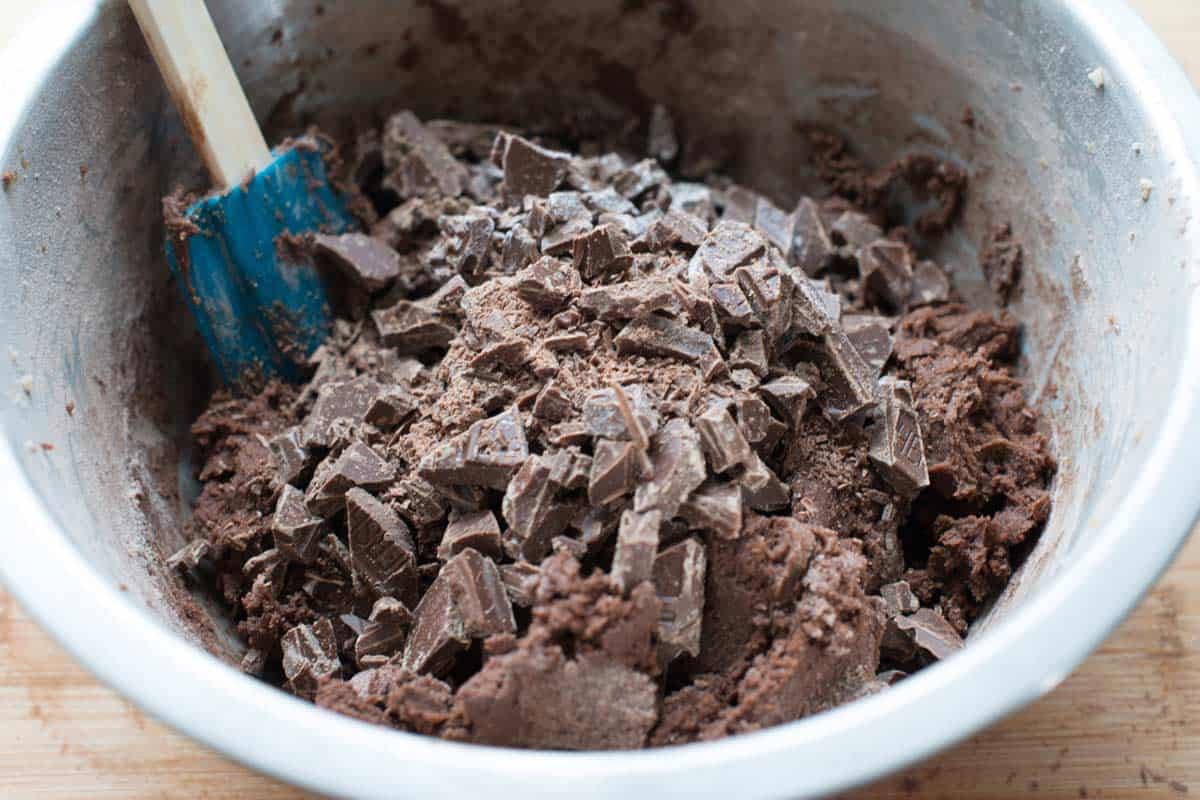 How to Make Chewy Double Chocolate Cookies How to Make Chocolate Cookies: Adding the Chocolate Chunks
