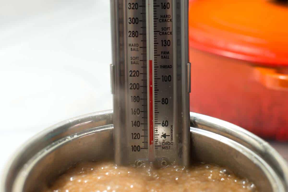 Cooking sugar to make caramels