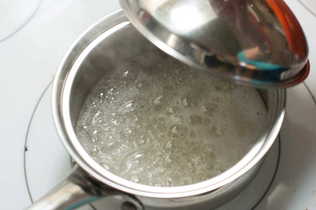 Cooking sugar mixture to make caramels