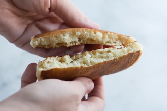 Die Mitte flauschiger Pfannkuchen