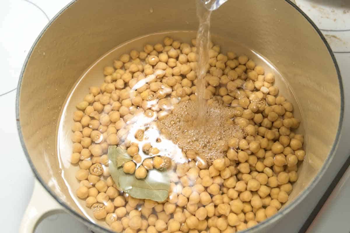 Cooking dried chickpeas on the stove