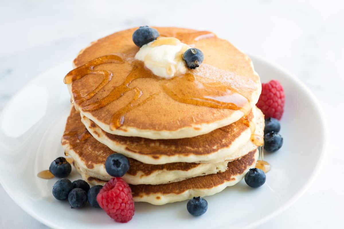 Ein Stapel flauschiger Pfannkuchen