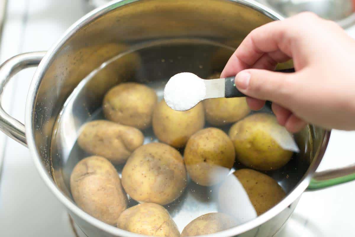 Hur man lagar potatis till potatissallad - Salta vattnet