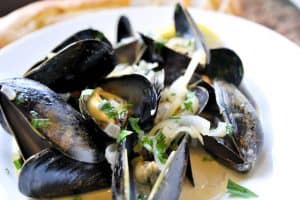 How to Make Steam Mussels in White Wine Broth