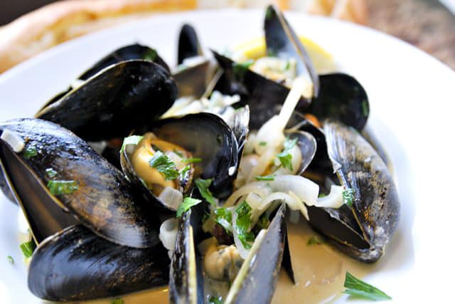 Steamed Mussels Recipe with White Wine Broth