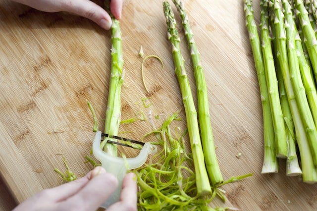 Peeling asparagus