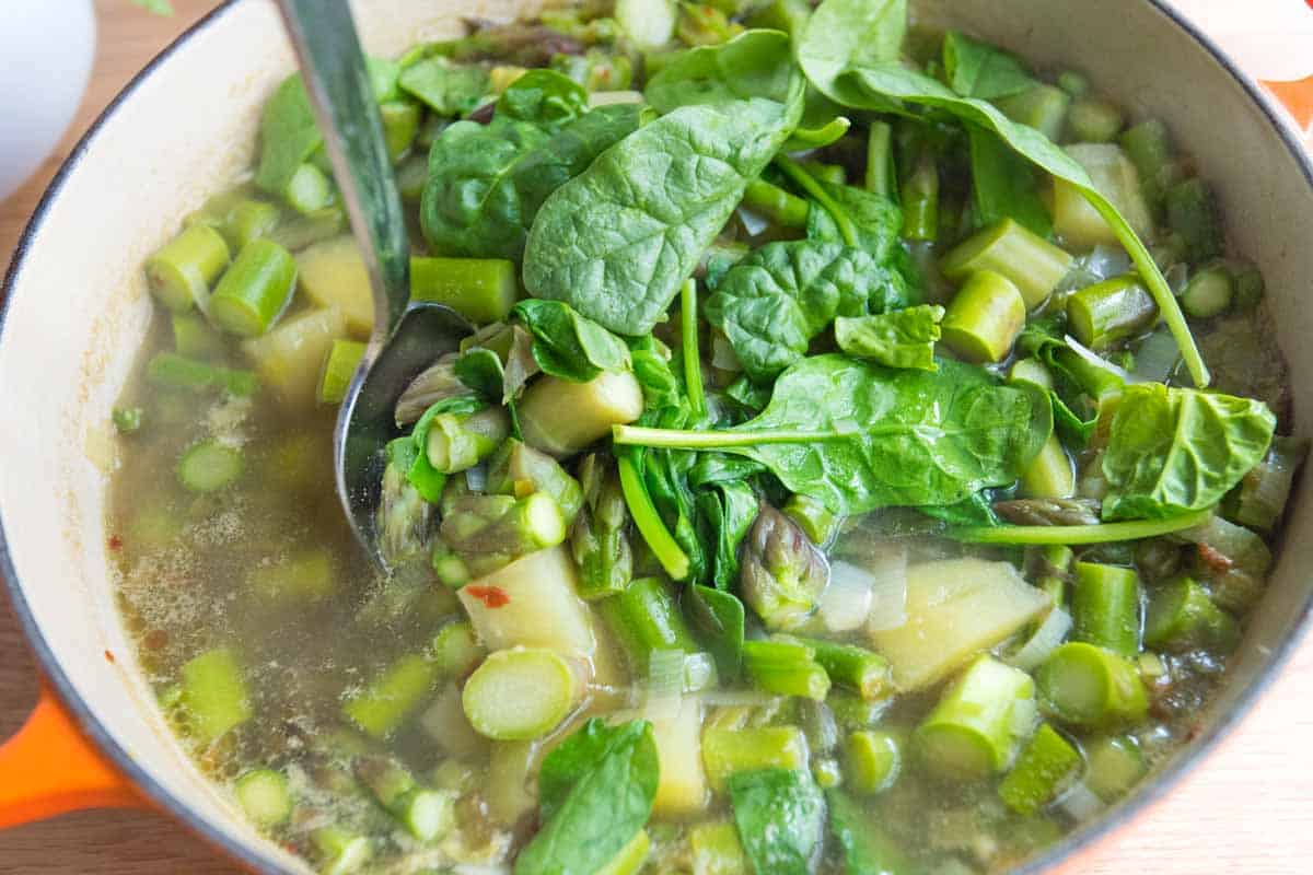 How to Make Asparagus Soup: Adding spinach to the soup to make it ultra green