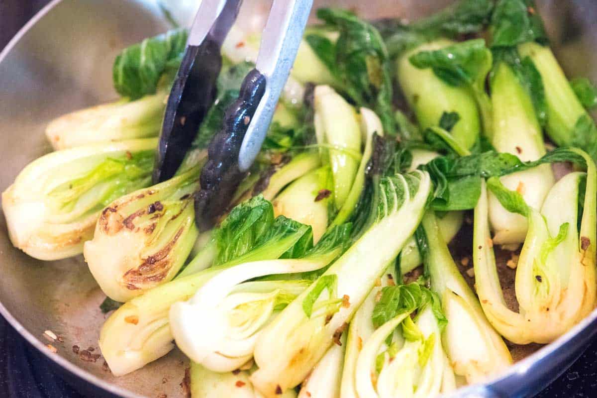 Quickly cooking bok choy with garlic