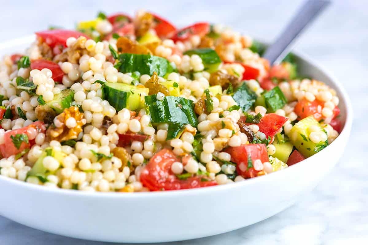 Ensalada fácil de cuscús con pepinos y tomates