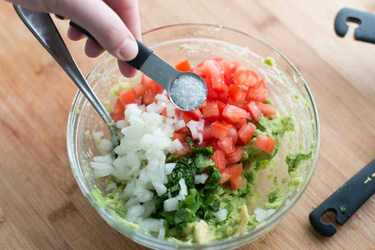 Tillsätt salt till guacamole