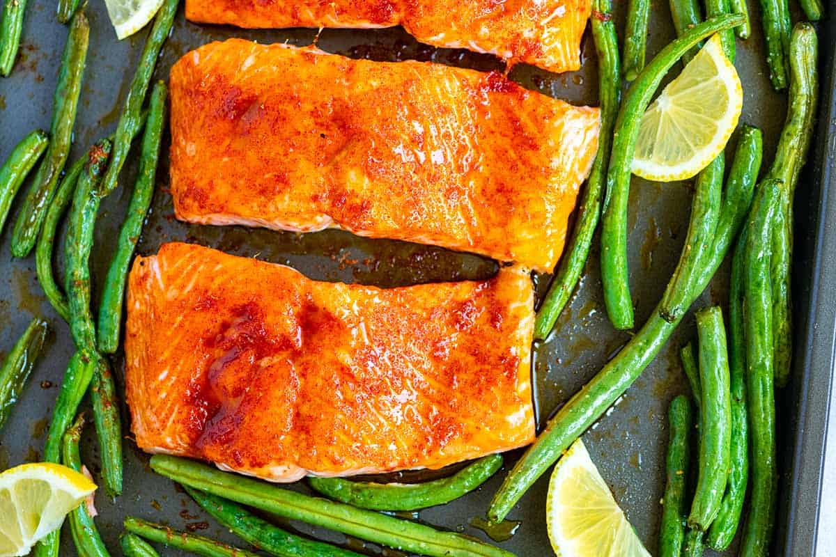 Recept na lososa pečeného na hnědém cukru se zelenými fazolkami Recept na lososa pečeného na hnědém cukru se zelenými fazolkami