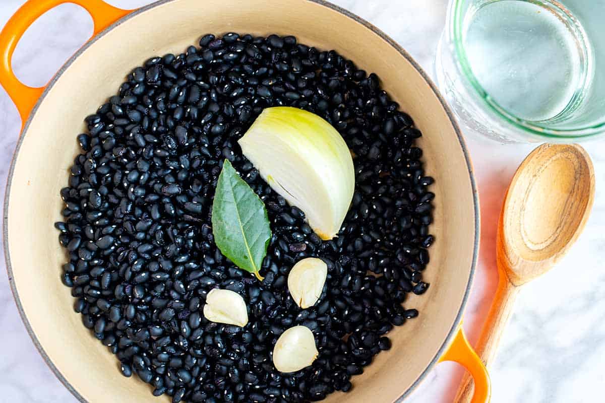 Cooking black beans with onion, bay leaf and garlic