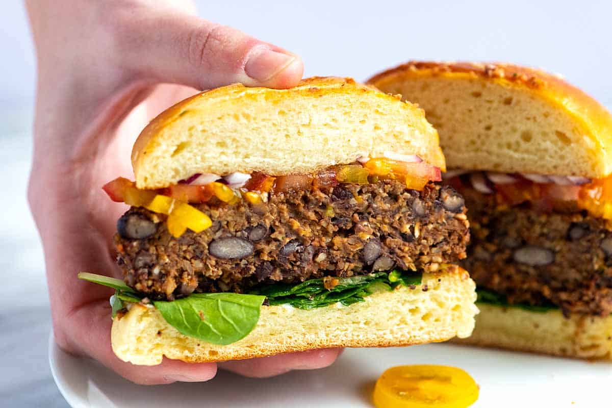 Veganska och glutenfria Black Bean Burgers skärs upp för att se mitten