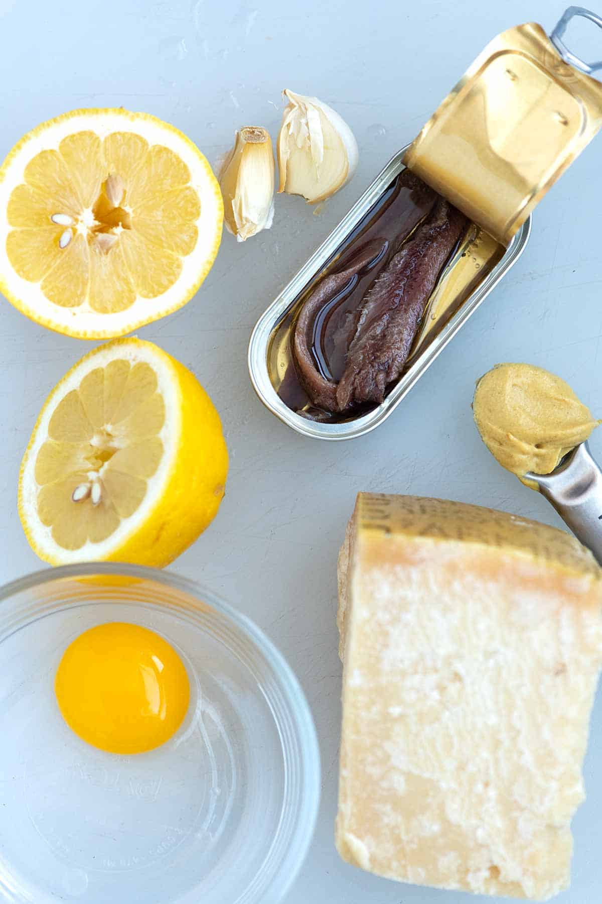 Ingrédients de la vinaigrette César (citron, ail, anchois, moutarde, parmesan et jaune d'œuf)