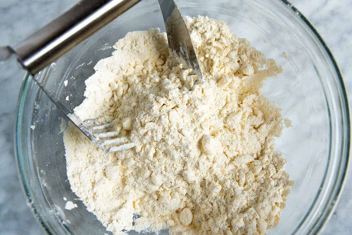 Comment faire des biscuits goutte étape 2 - couper le beurre dans la farine