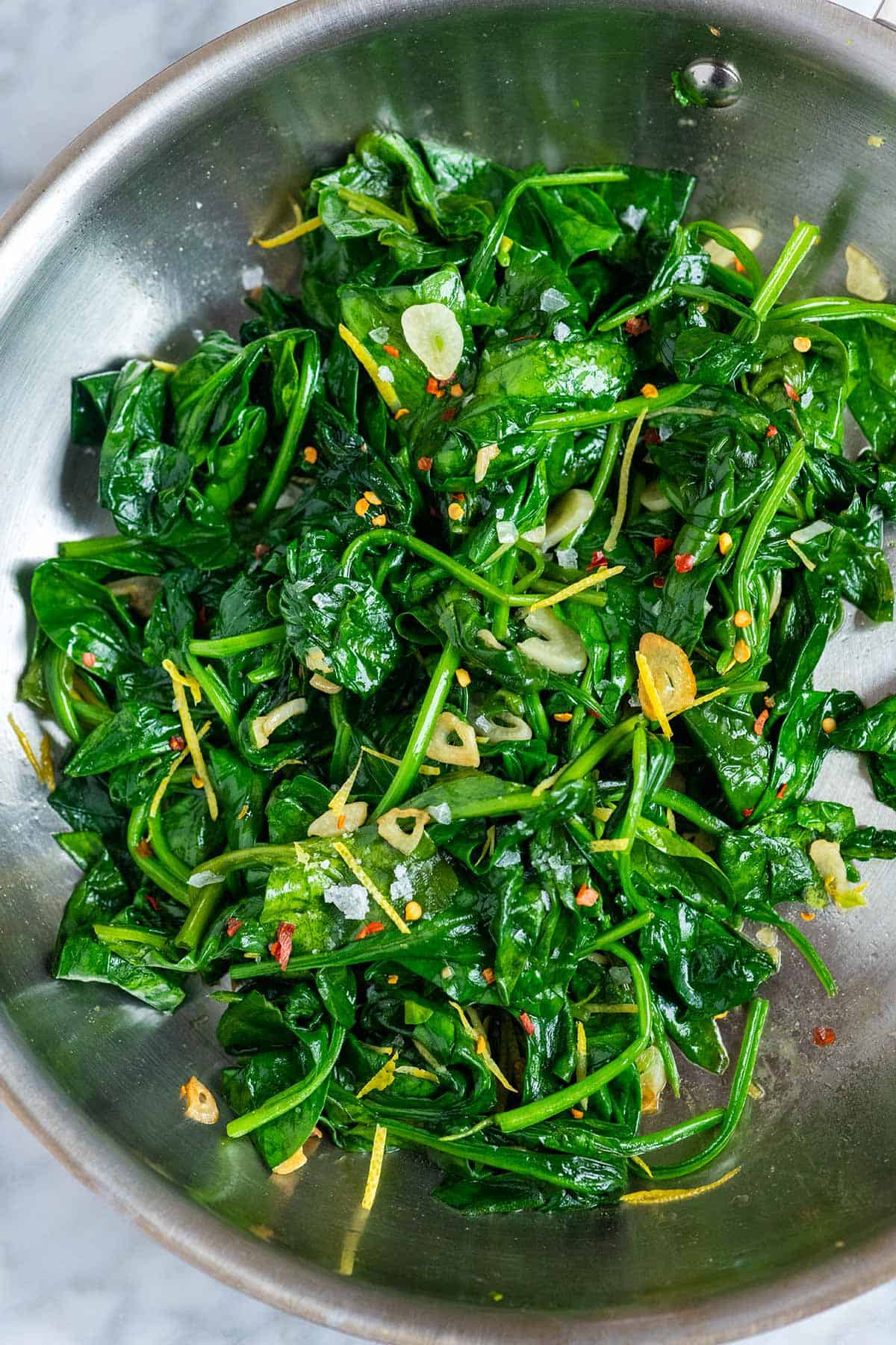 Cooked spinach with lemon and garlic