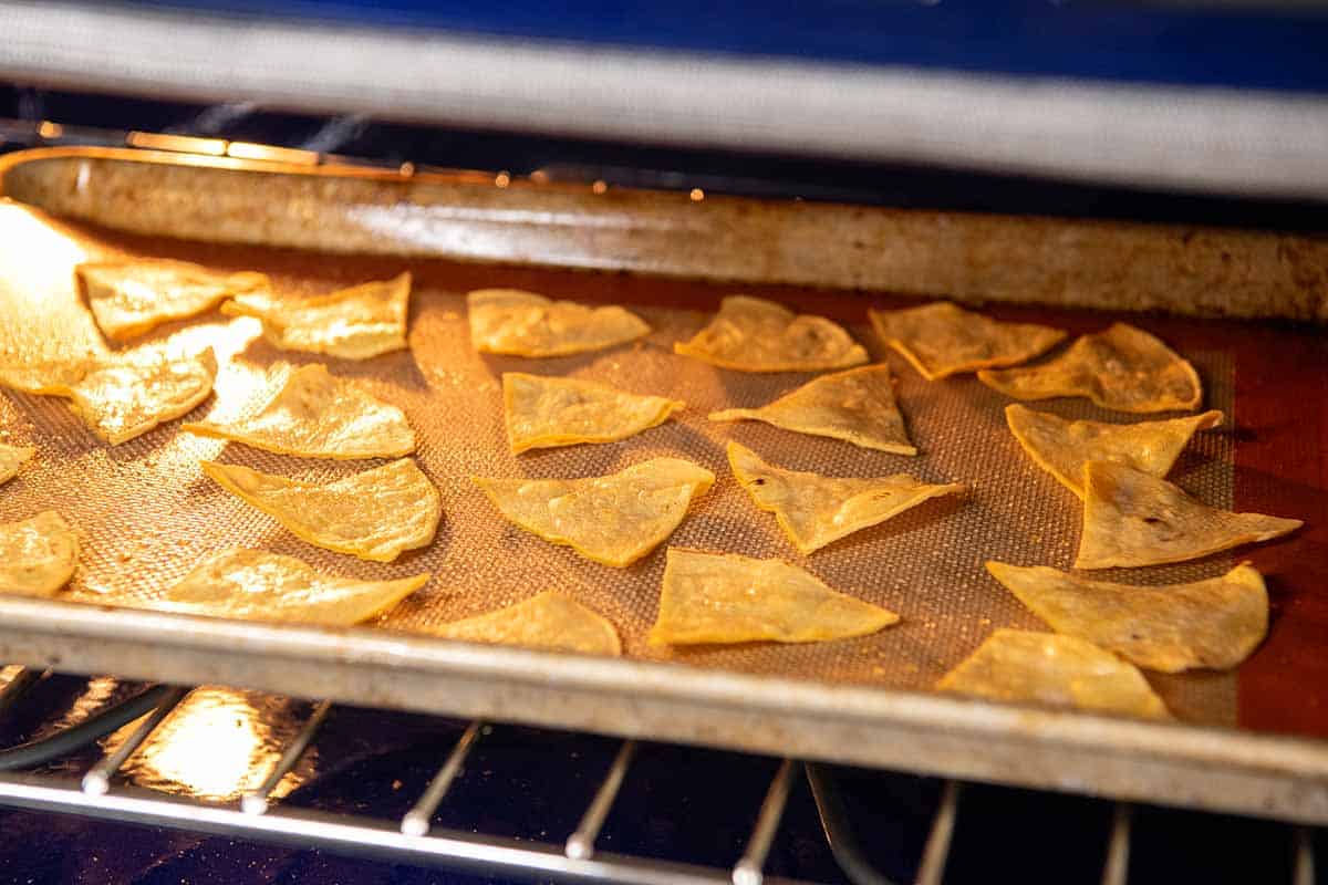 Tortilla chips horneando en el horno.