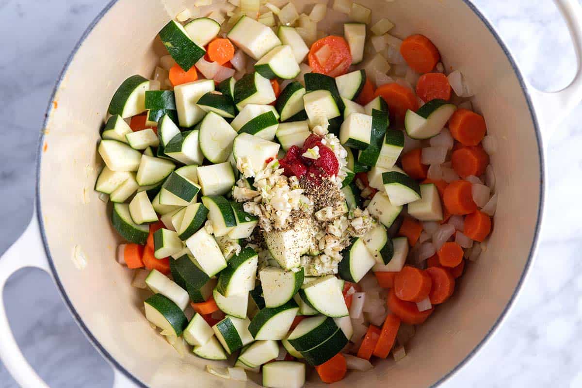 Cozinhar legumes com alho, pasta de tomate e ervas