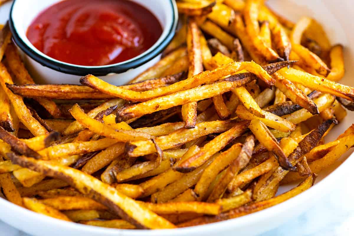 bakade pommes frites med ketchup