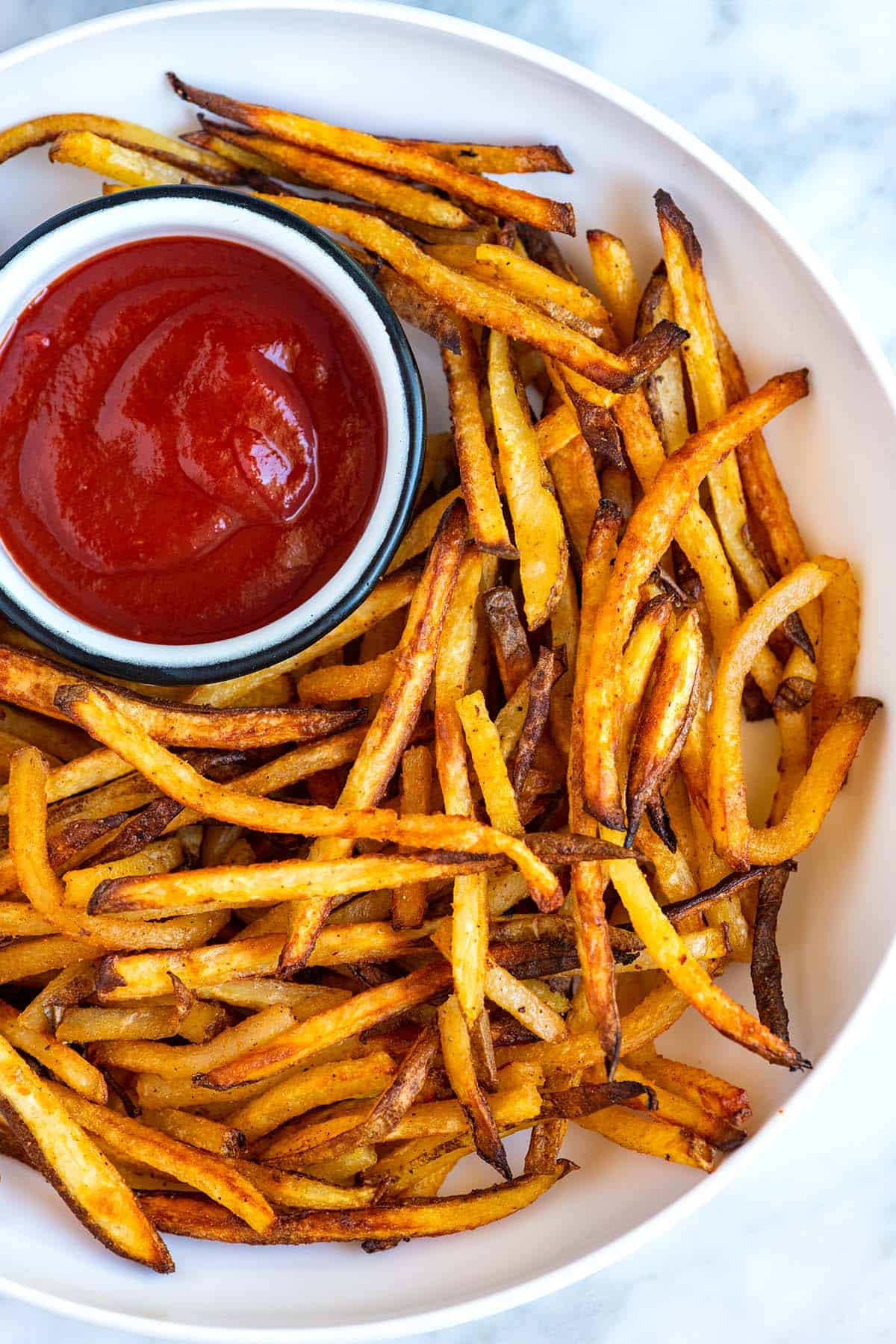 en skål med krispiga bakade pommes frites