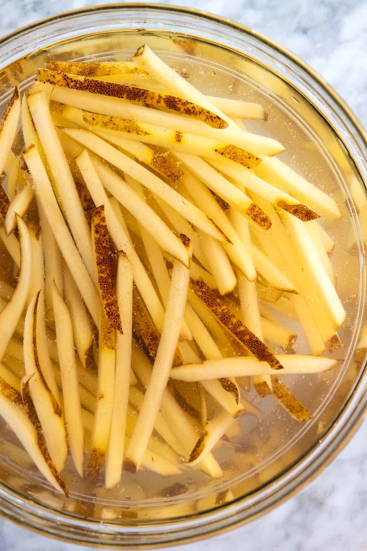 blötläggning av skurna pommes frites i kallt vatten