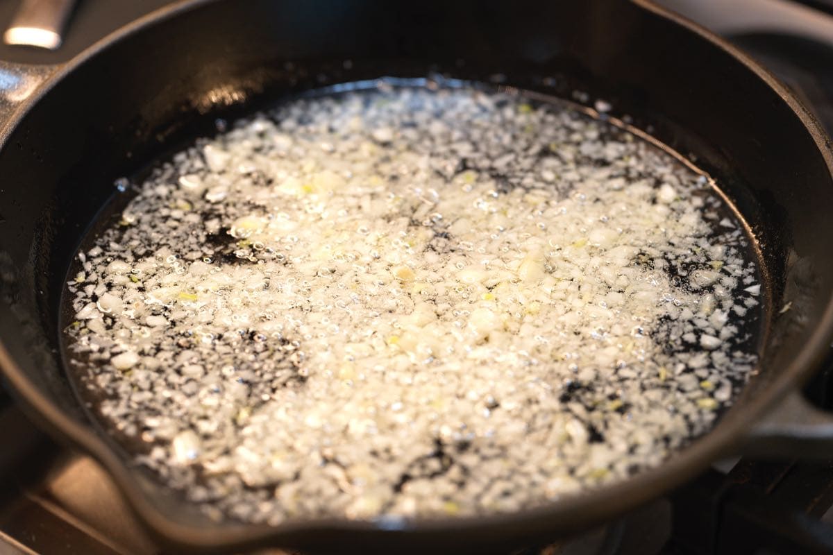 Frying minced garlic in oil for fried garlic.
