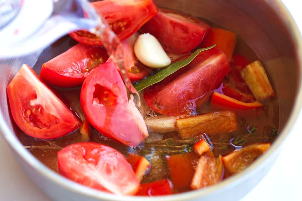 Making tomato broth with fresh tomatoes