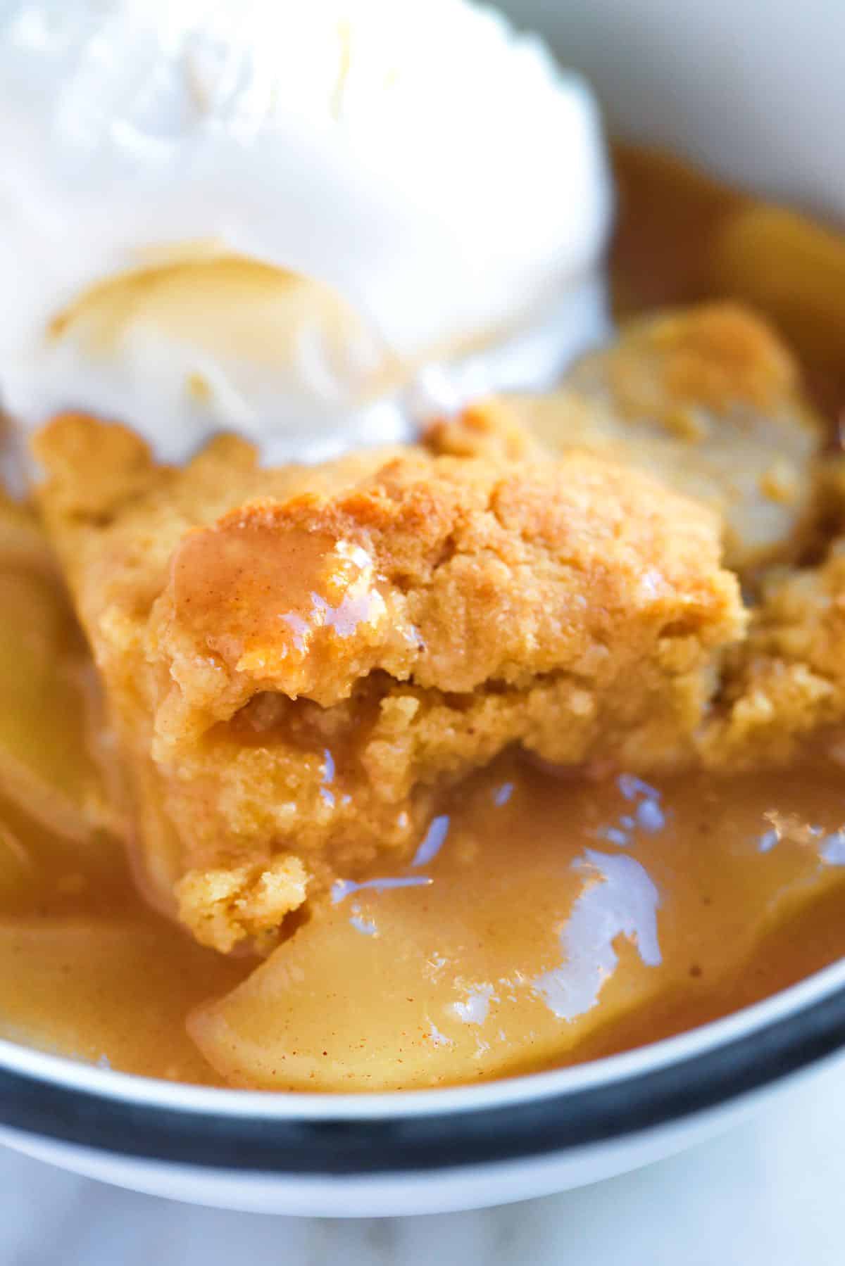 Apple cobbler with ice cream