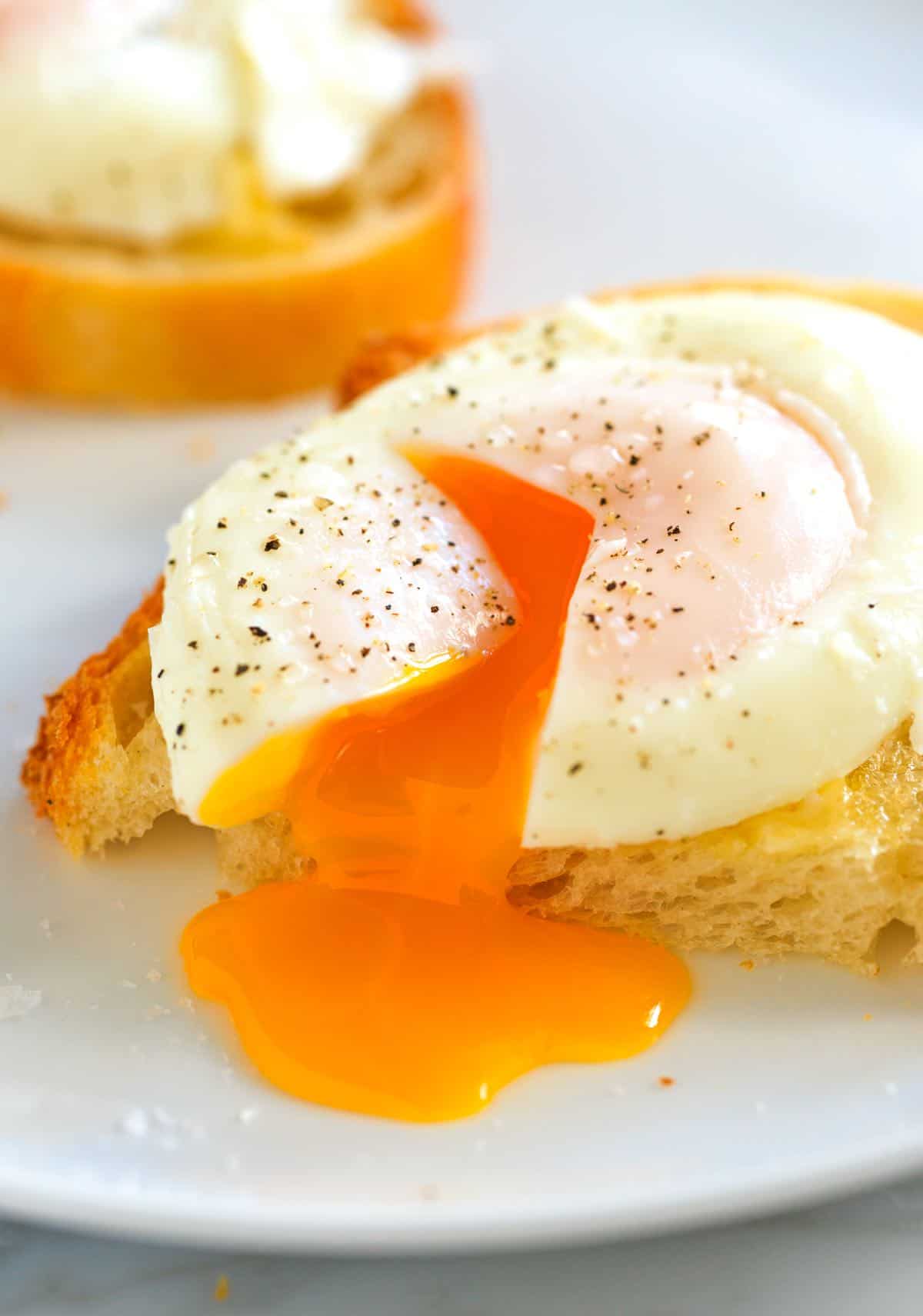 Easy Poached Eggs with runny yolks on Toast