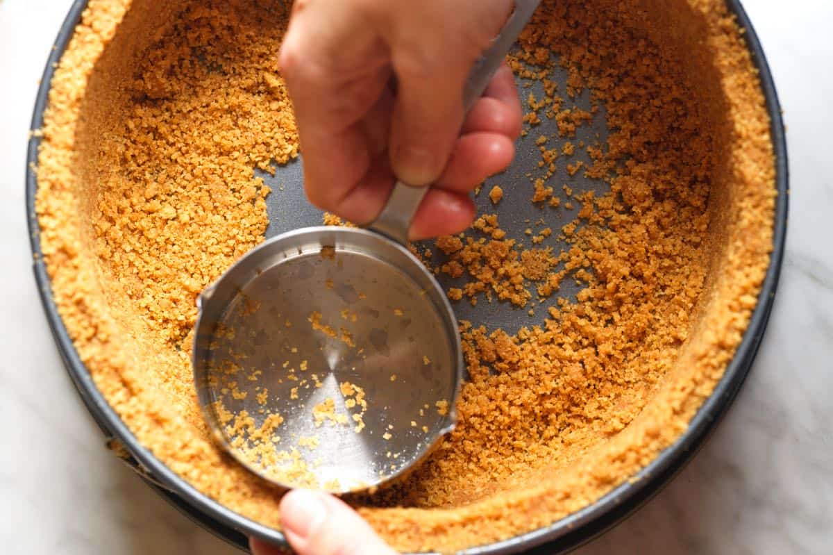 Making a graham cracker crust for cheesecake